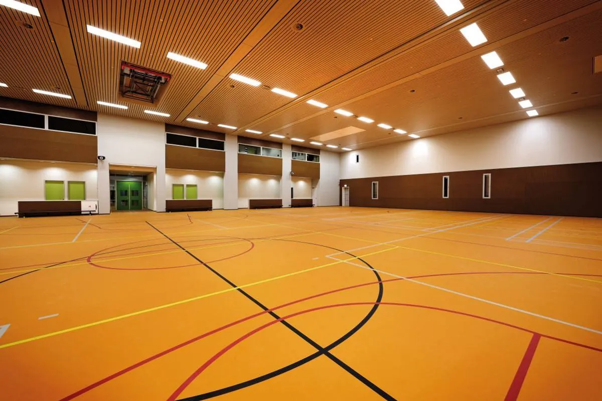 Quadra esportiva com piso Omnisports