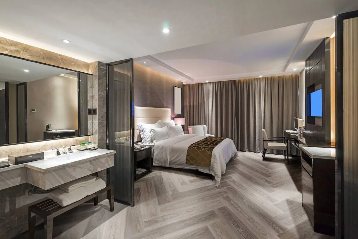 Quarto de hotel com piso vinílico em espinha de peixe